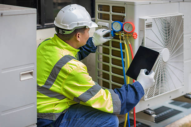 Professional Hvac technician working in Bartlett, TX